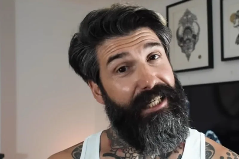Nakon desetljeća model Carlos Costa, odlučio je obrijati svoj zaštitni znak