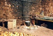 Na ognjištu iz kotlića raštike se miris širi iznad glava suho meso vjetrić njiše po njem piri