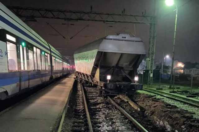 Nesreća u Hrvatskoj: Teretni vlak iskočio iz šina, oštetio dio perona i kolosijeka