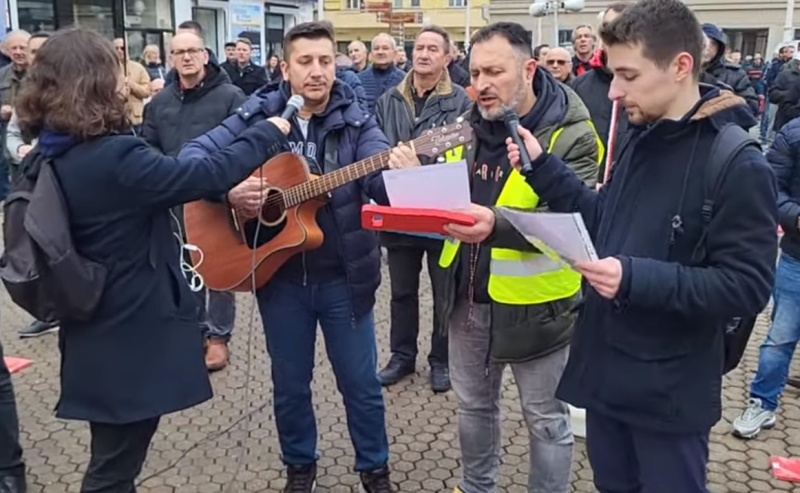 (VIDEO) ”Kao Marija”: Molitelji na Trgu pjevaju pjesmu Gospi