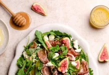 Salata s pršutom, smokvama i kozjim sirom