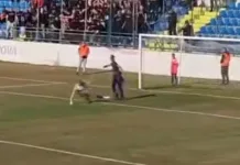 (VIDEO) Skandal u Zadru: Navijač upao na teren i napao golmana Šibenika!