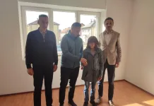 Kupres: Danko Jurič uručio ključeve novo uređenog stana braniteljici Luci Bralj
