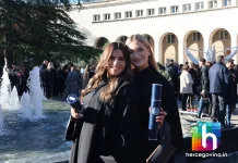 (FOTO) Pogledajte kako je bilo ispred Kosače nakon svečane promocije diplomanata Pravnog fakulteta Sveučilišta u Mostaru