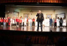 (VIDEO) Mali folkloraši ispunili Puringaj božićnom radošću i tradicijom