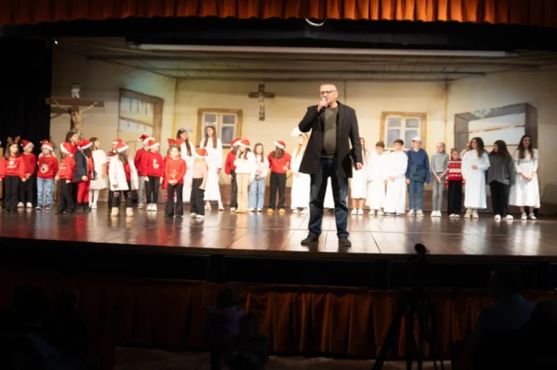 (VIDEO) Mali folkloraši ispunili Puringaj božićnom radošću i tradicijom