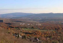 Tri tisućljeća u jednom zaselku Hercegovine: Arheološka i duhovna baština Podastrane u Ljubotićima