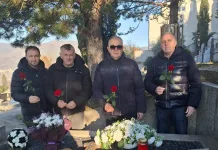 Predstavnici NŠ HŠK Zrinjski položili cvijeće i upalili svijeće na grobu Vladimira Skočajića Tarambe
