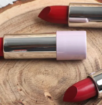 Zašto crveni ruž za usne čini da izgledate elegantno bez šminke