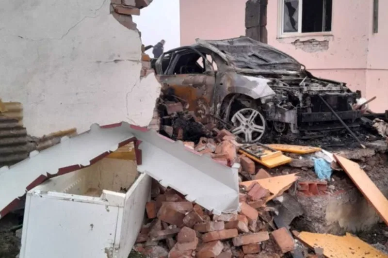 Derventa: Eksplozija srušila cijeli objekta, automobil izgorio, okolne kuće oštećene