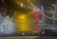 Velike poplave pogodile Makarsku: Iz šahtova izbija voda, automobili se otežano kreću