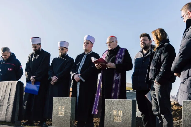 Na granici BiH i Srbije postavljeni spomenici na grobove 28 migranata koji su izgubili život u rijeci Drini