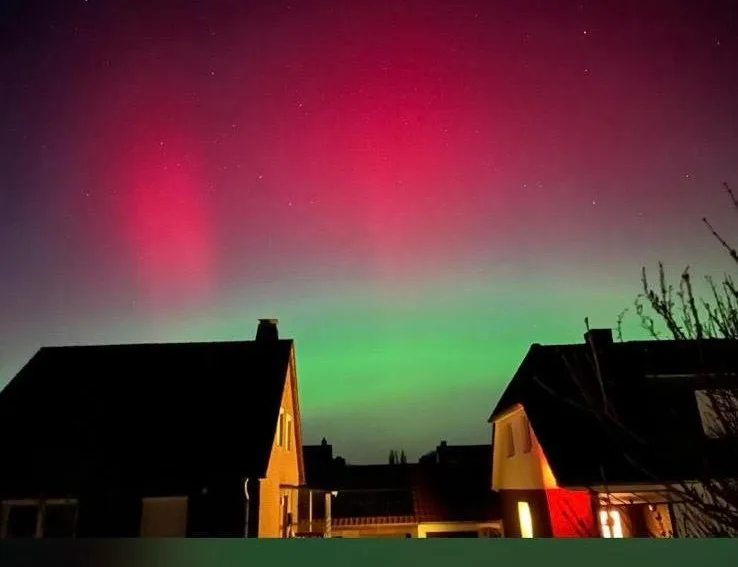 (FOTO) Polarna svjetlost iznad kuća: Rijedak nebeski prizor iznad Hannovera u Njemačkoj