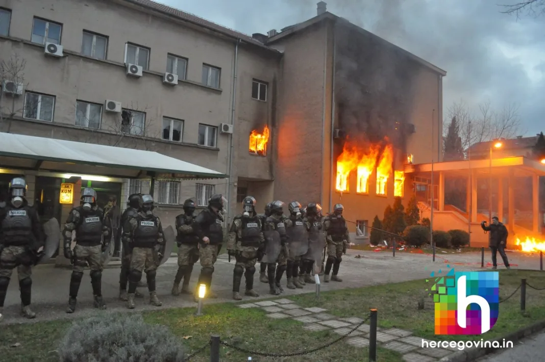 (FOTO) Na današnji dan gorio Mostar: Zapaljene su zgrade i brojni automobili
