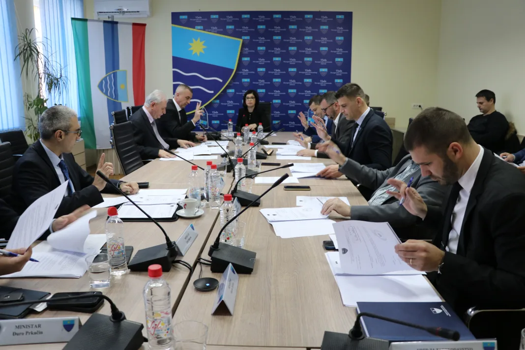 Vlada HNŽ-a na današnjoj je sjednici usvojila Odluku o odobravanju novčanih sredstava iz Proračuna HNŽ-a za 2026. godinu
