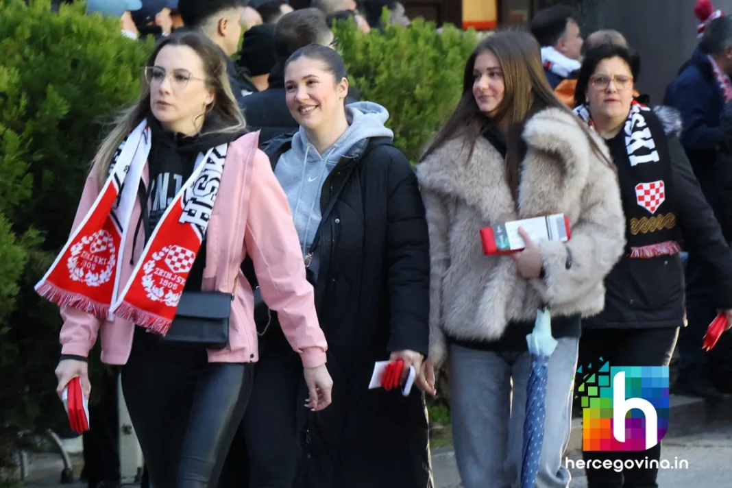 (FOTO) Pogledajte kako je bilo ispred stadiona uoči utakmice HŠK Zrinjski-Crystal Palace