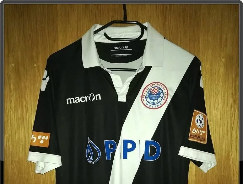 Navijač Zrinjskog na aukciju stavio dva dresa Plemića: Sav iznos biti će uplaćen za Darisa Dizdarevića