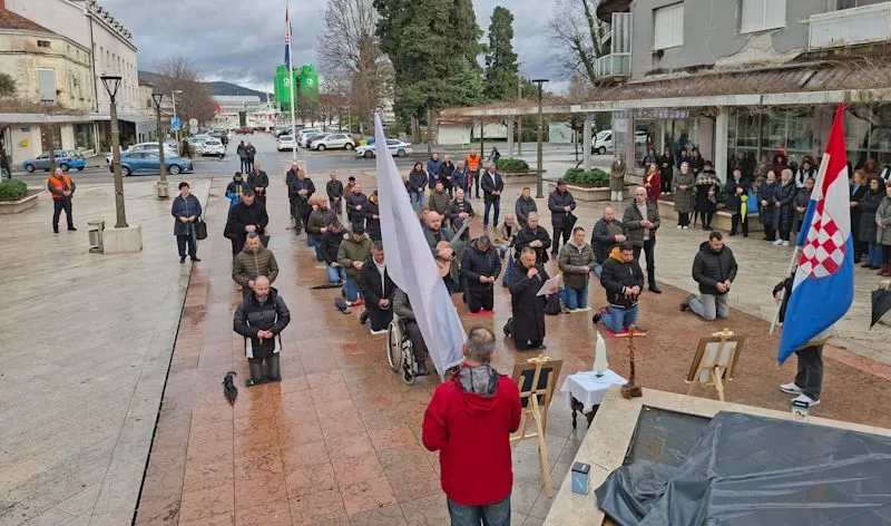 Na Trgu kralja Tomislava održana druga javna molitva Gospine krunice