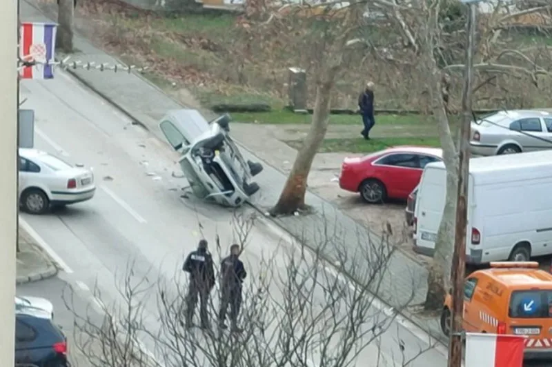 Teška prometna nesreća u Grudama: Tri osobe su ozlijeđene, automobil se prevrnuo na bok