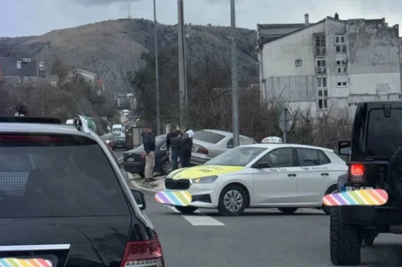 Mostar: Tri osobe ozlijeđene u prometnoj nesreći u Zaliku