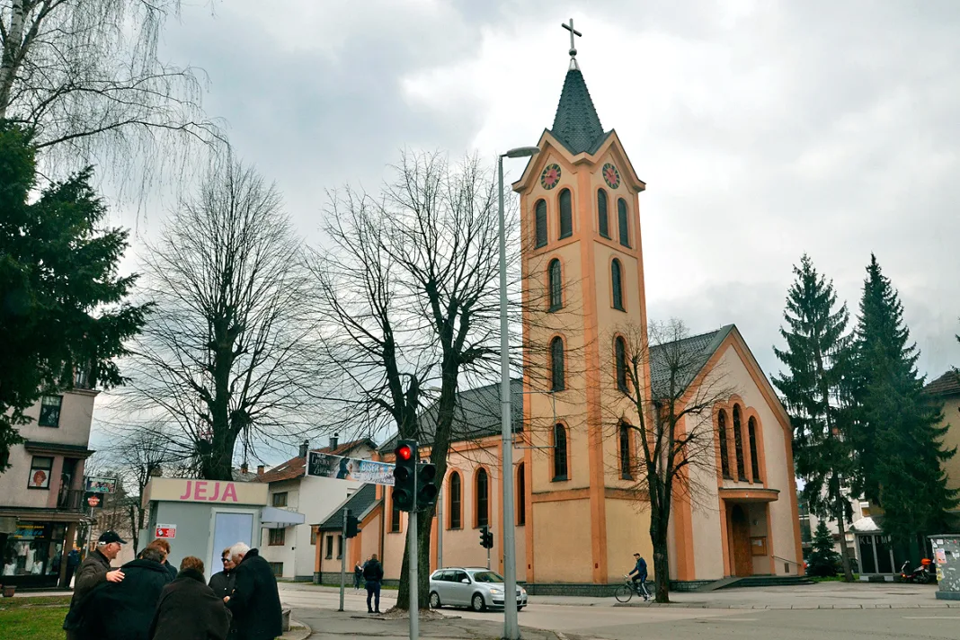 Sramotan grafit na katoličkoj crkvi u Tesliću izazvao oštre osude