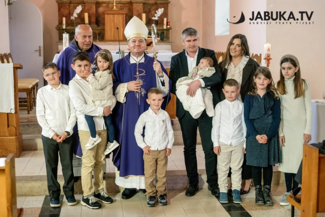 Nesvakidašnja radost u Širokom Brijegu: Biskup Petar Palić krstio osmo dijete obitelji Musa