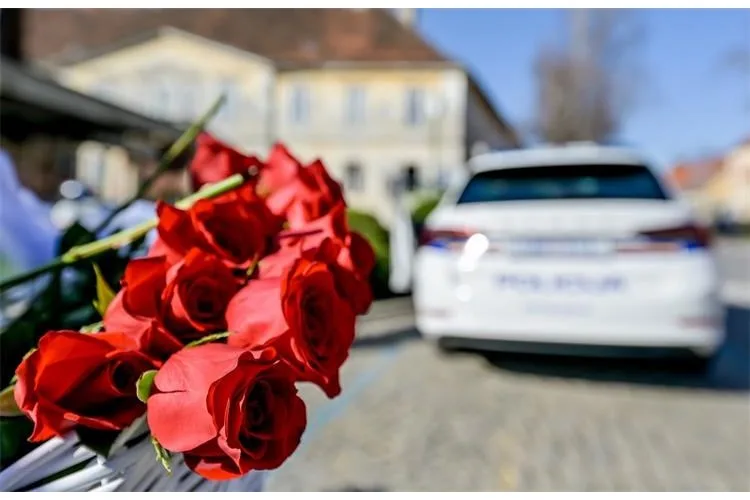 Policajci dijelili cvijeće povodom Dana žena