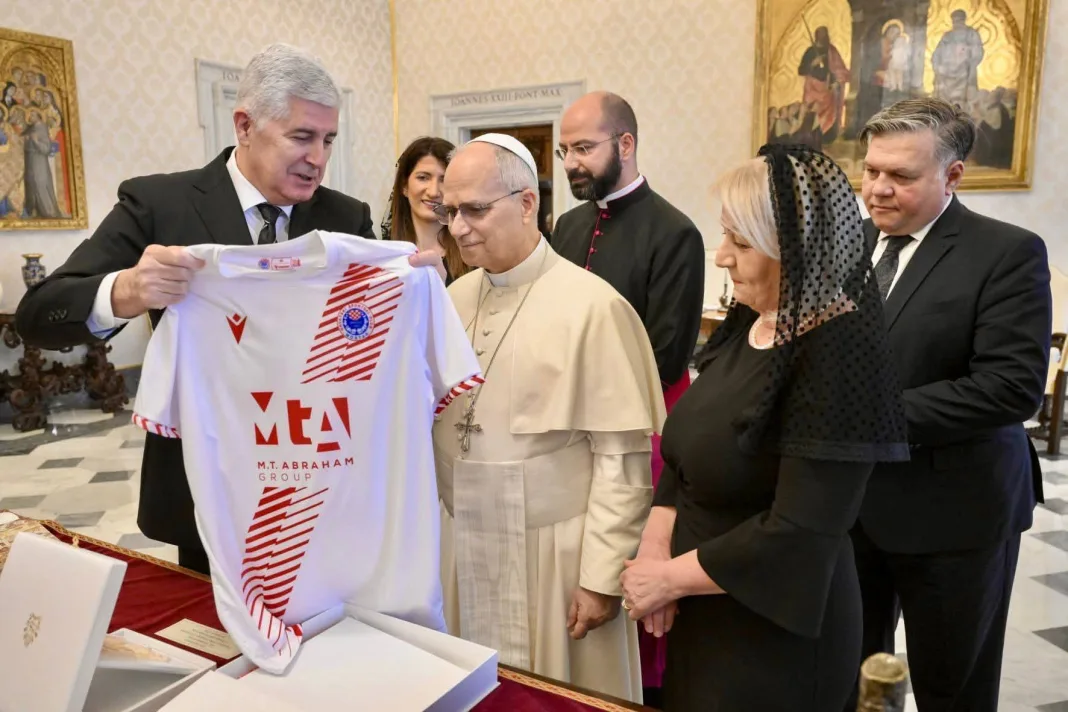 Čović pozvao papu Lava u Mostar i darovao mu dres Zrinjskog
