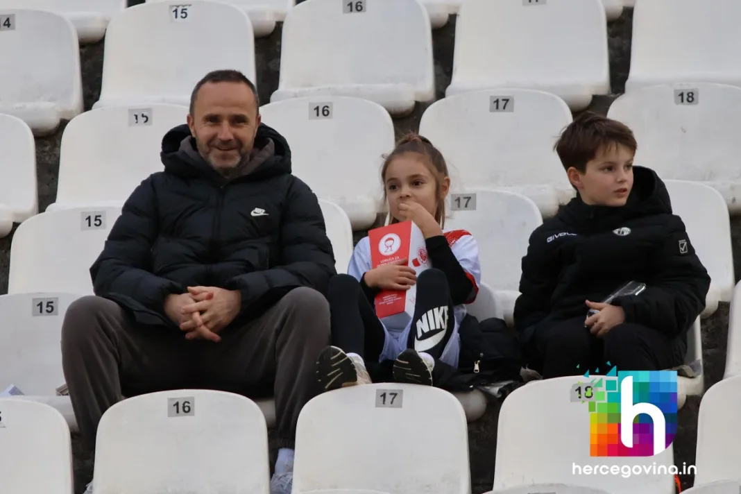 (FOTO) Pogledajte kako je bilo na tribinama za vrijeme utakmice HŠK Zrinjski-FK Rudar