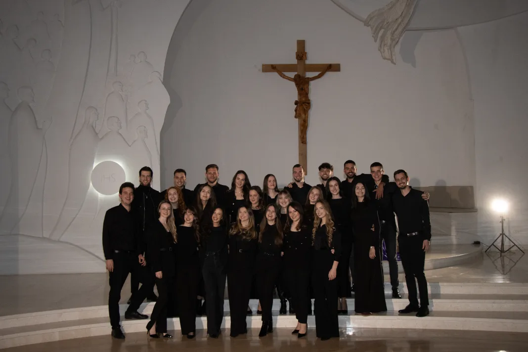 (VIDEO) Zbor mladih Amadeus glazbenom obradom Psalma 22 potiče na dublje razmatranje otajstava Velikog tjedna