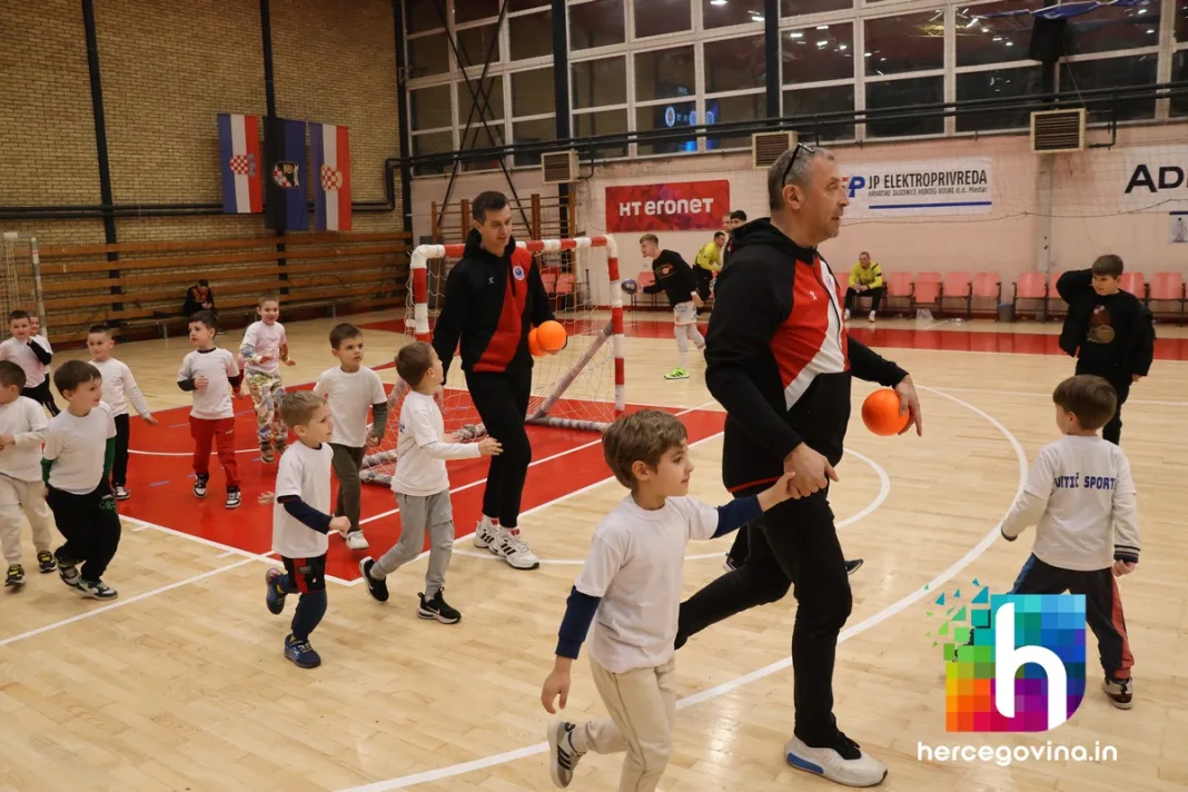 (FOTO) SRK Zrinjski: Djeca iz vrtića Sportić bodrila Plemiće u utakmici protiv Konjuha