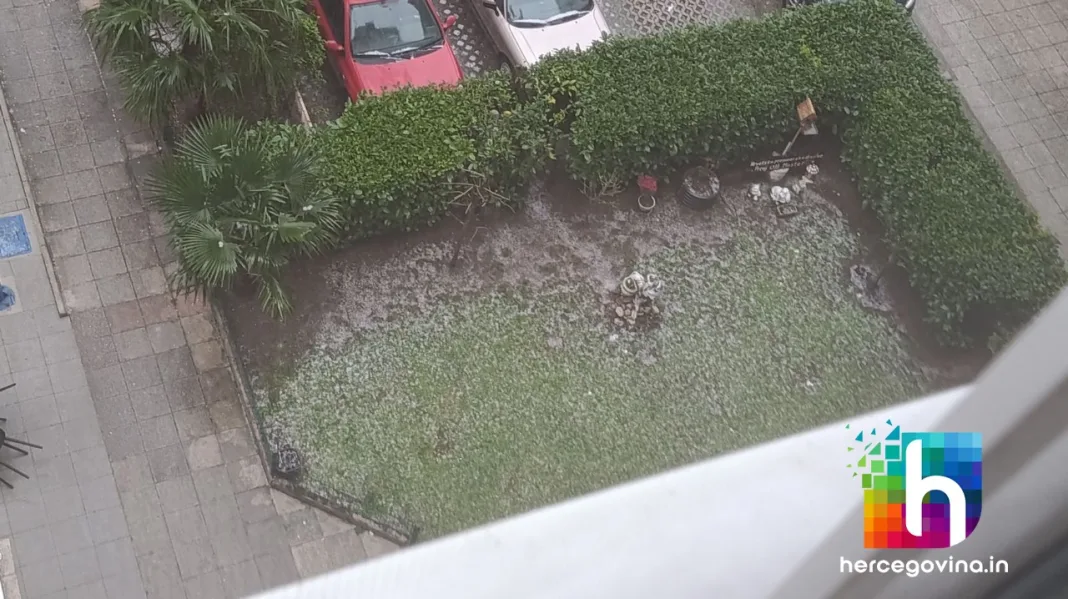 Jako nevrijeme pogodilo Mostar: Krupa zabijelila gradske ulice