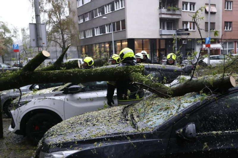 Kaos u Hrvatskoj zbog olujnog vjetra: Zatvoren Sv. Rok, zatvorene ceste, problemi u tramvajskom prometu