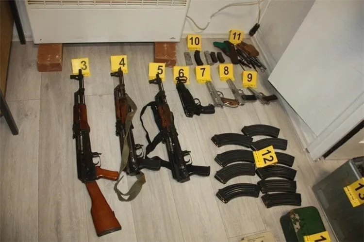 U kući 52-godišnjaka pronađeni eksploziv i automatsko oružje