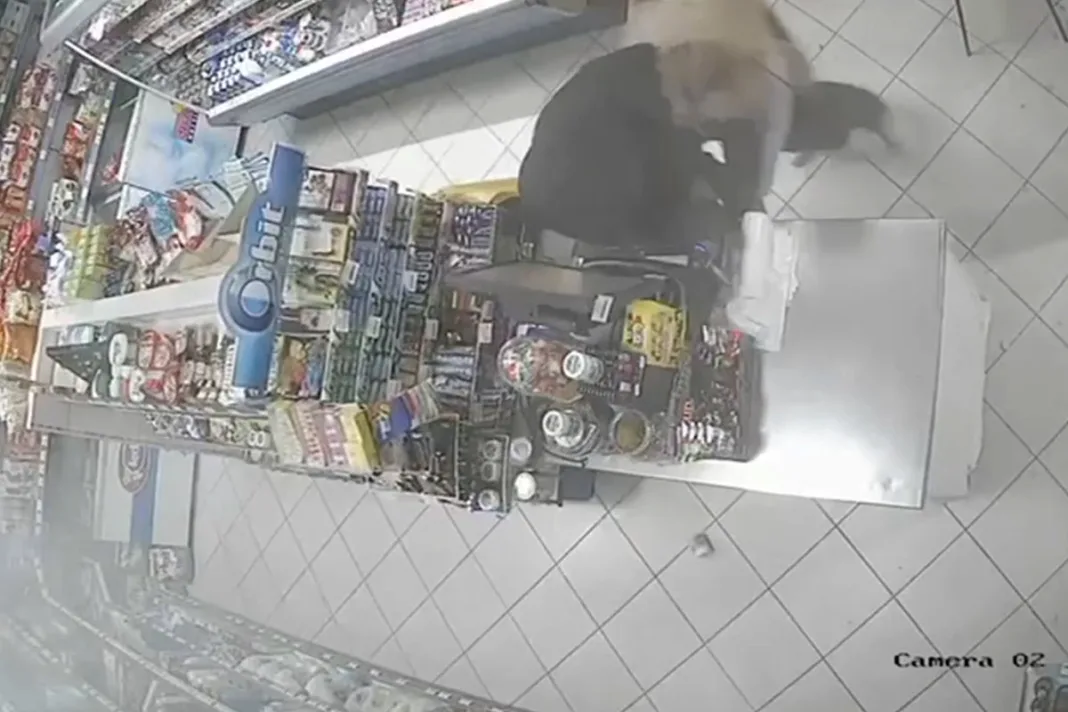 Pljačkaš koji je provalio u trgovinu u Mostaru i potukao se s Fikretom još nije uhićen