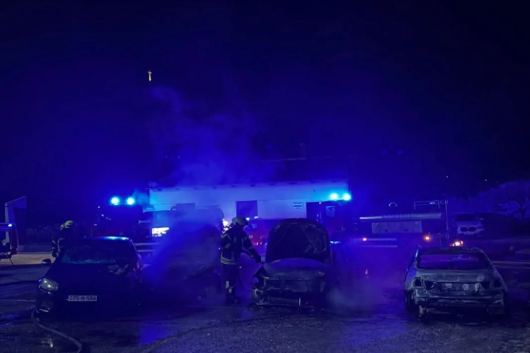 Mostar: Dvije osobe lišene slobode zbog podmetanja požara na više vozila