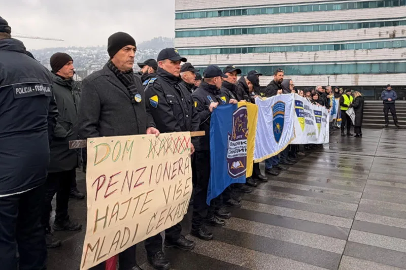 Prosvjedi pred Parlamentom BiH: Državni službenici i policija traže hitno rješenje za plaće