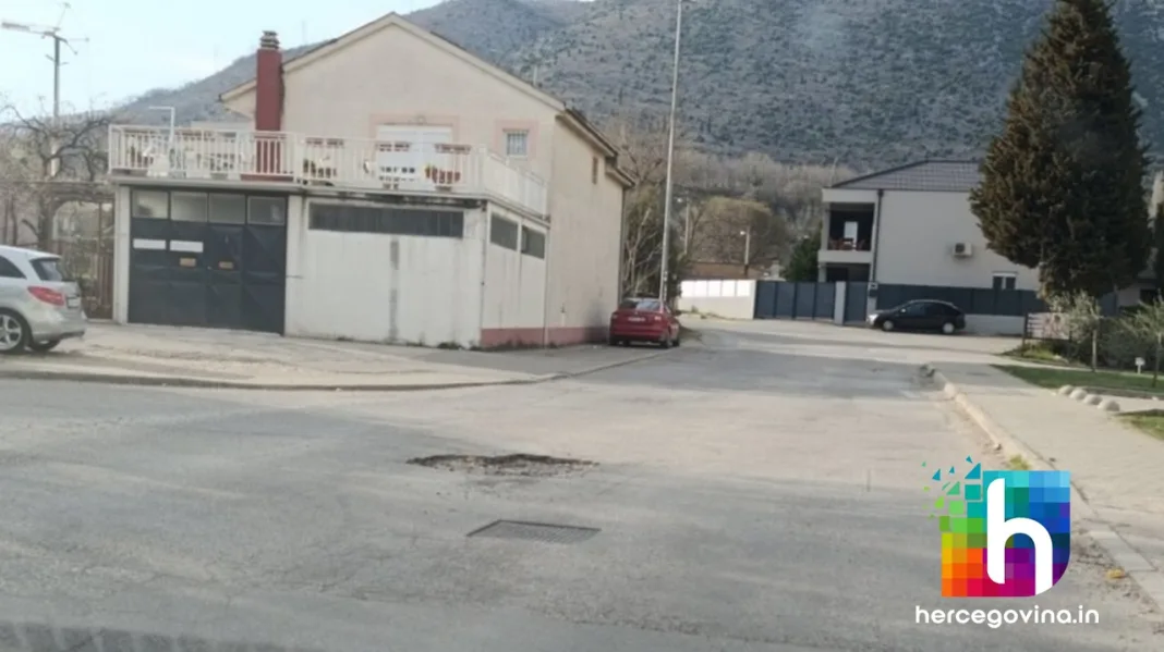 (FOTO) Mostar: Rupe na frekventnoj prometnici prijete automobilima