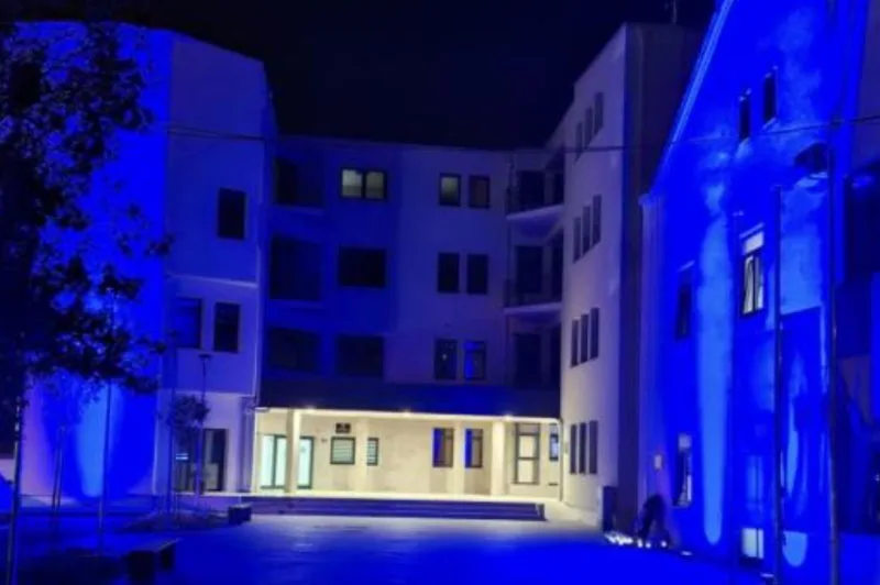 Zgrada MUP-a ŽZH osvijetljena plavom bojom u znak sjećanja na poginule policajce