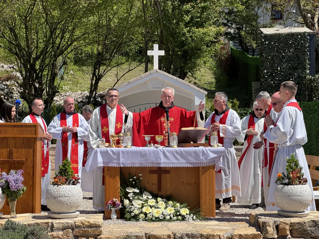 (FOTO) Svečana misa, blagoslov kapelice i Gospina kipa na prvom sjedištu župe u Gorancima