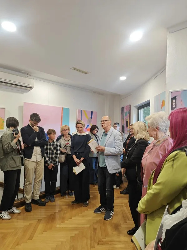 (FOTO) Izložba Ivone Skočilić: Neobičan pristup likovnosti – interakcija s promatračem i s istomišljenicima