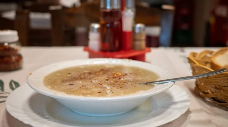 (VIDEO) Juha koja je posvađala dvije države (patsas, iskembe ili tripice, škembići,…)