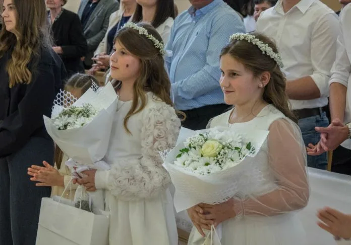 Radost naša je radost prvopričesnica naših: Klare i Ane u crkvi sv. Franje – Ilići