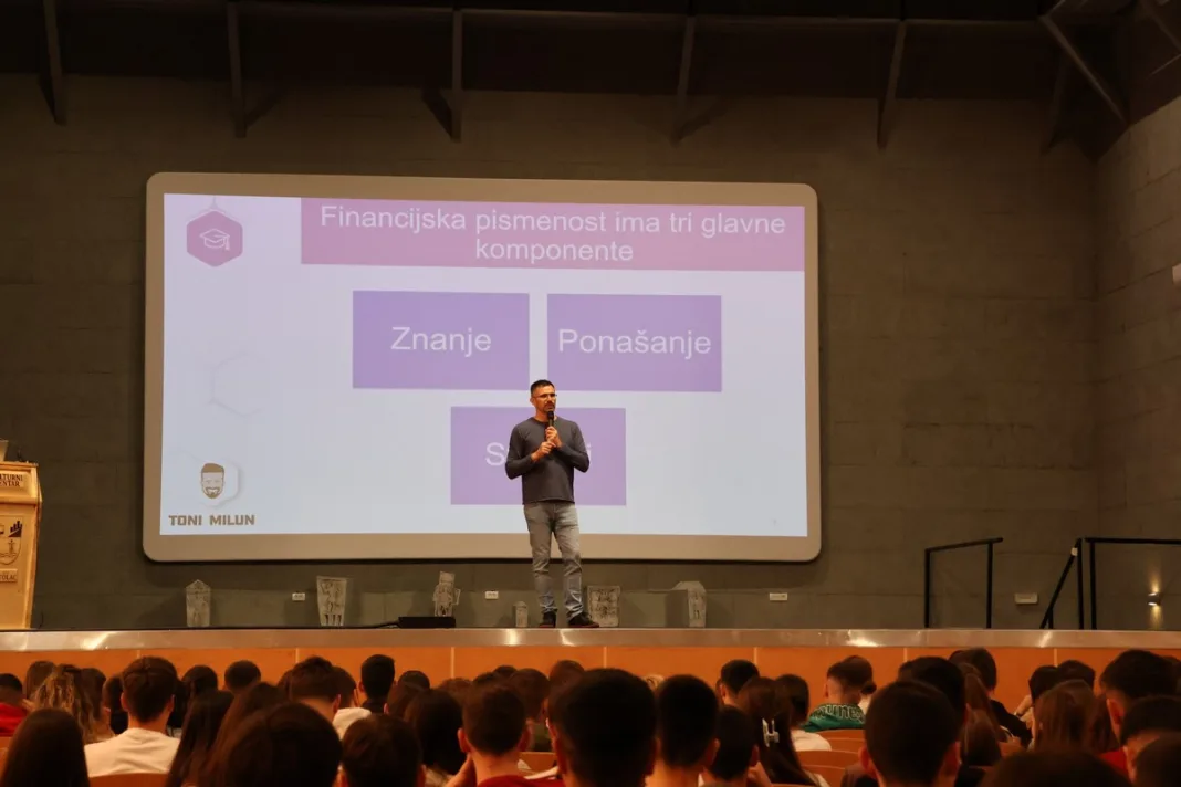(FOTO) Održano predavanje Tonija Miluna u Stocu: Više od 100 mladih učilo o pametnom upravljanju novcem