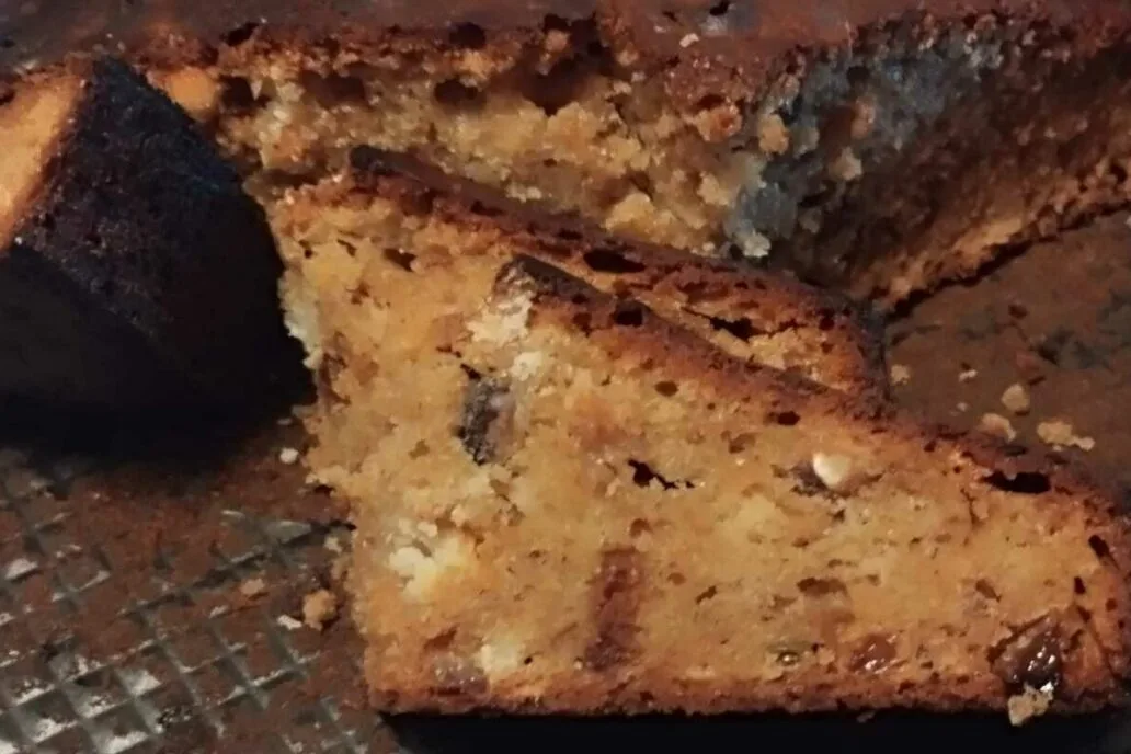 Onima koji ga peku i jedu navodno donosi sreću, ali ga se također povezuje s praznovjerjem