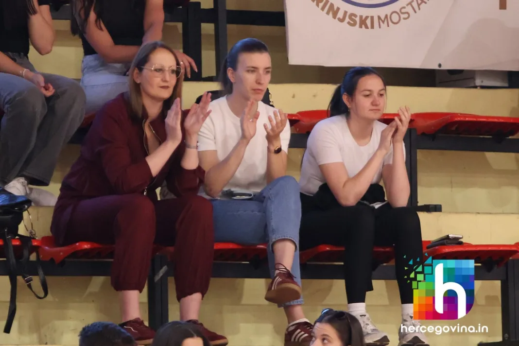 (FOTO) Pogledajte kako je bilo na tribinama za vrijeme utakmice Zrinjski-Vogošća