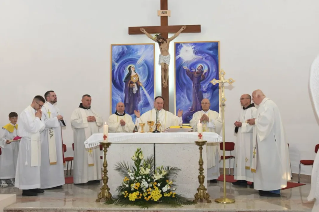 Veliki dan za Blatnicu: Mons. Petar Palić blagoslovio oltar i nove vitraje crkve sv. Franje