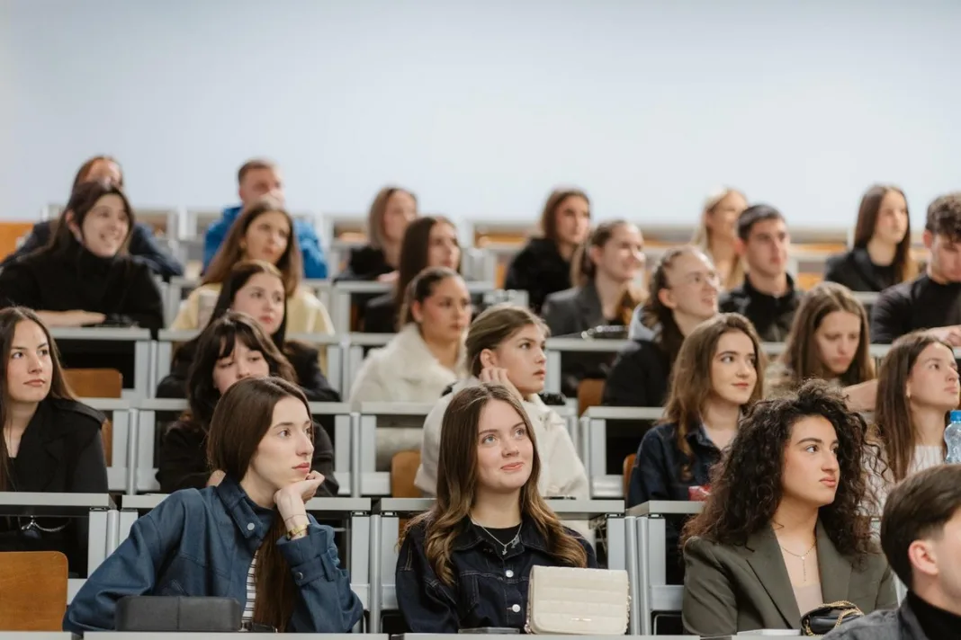 (FOTO) Fakultet građevinarstva, arhitekture i geodezije ugostio maturante: Predstavljanje studija i mogućnosti profesionalnog usmjerenja