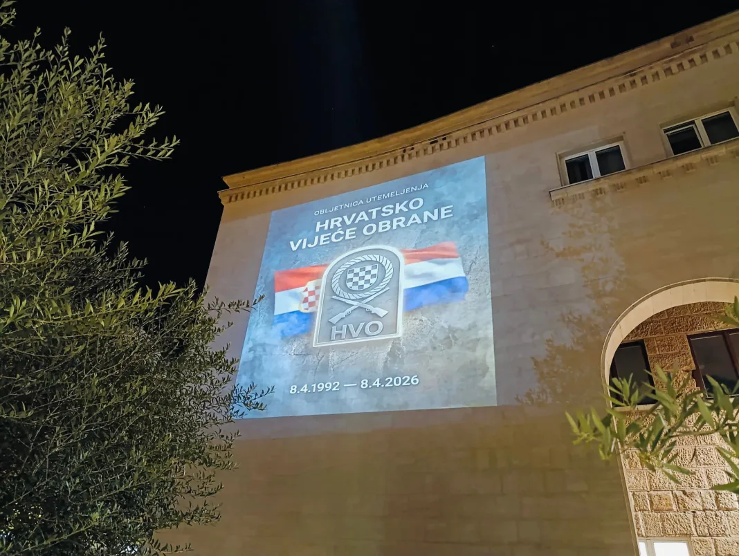 Hrvatski dom hercega Stjepana Kosače u Mostaru večeras osvijetljen u čast 34. obljetnice utemeljenja Hrvatskog vijeća obrane