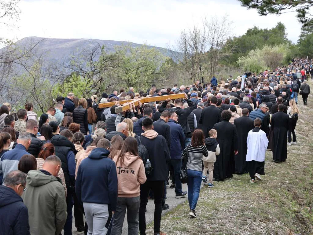 Mostar: Tisuće vjernika na Križnom putu na Humu